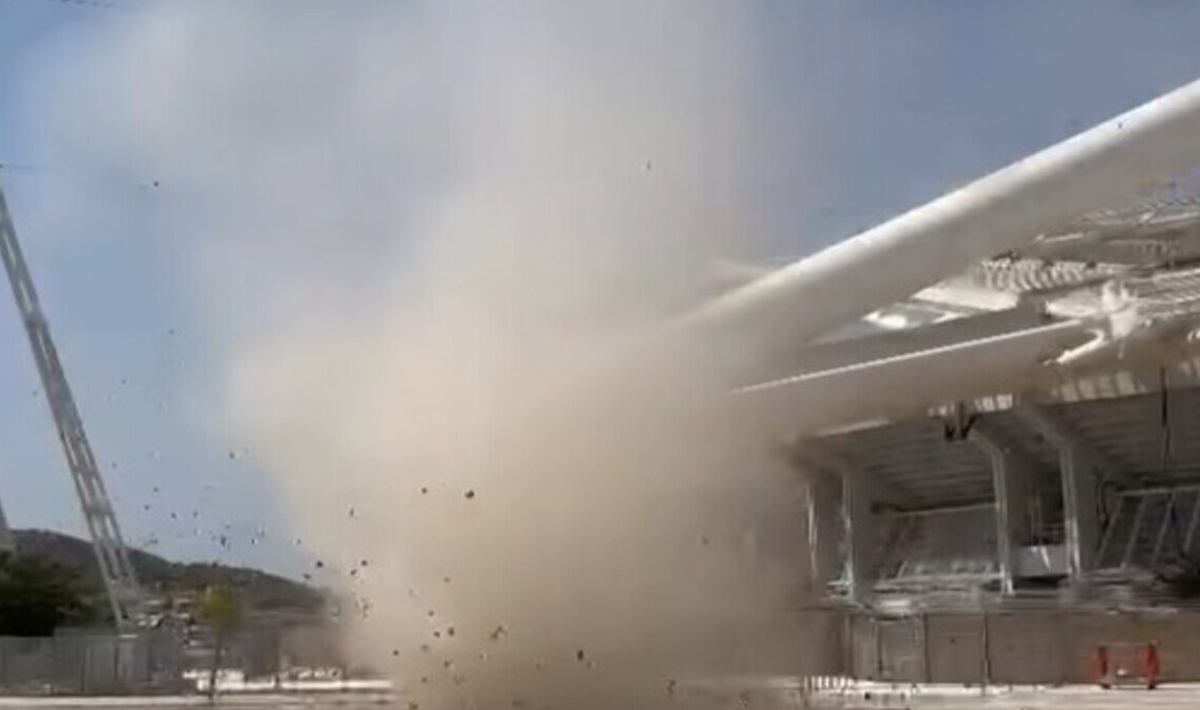 Εντυπωσιακό Dust Devil στο ΟΑΚΑ: Θερμικός στρόβιλος έκανε την εμφάνισή του στον περιβάλλοντα χώρο (Βίντεο)