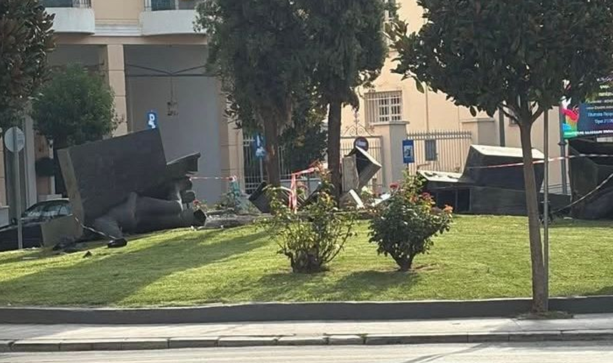 Τρίπολη: Αυτοκίνητο διέλυσε το Μνημείο των Απαγχονισθέντων Ηρώων – Δείτε εικόνα από drone