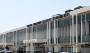 «Σαν τιμωρία μετά τις διακοπές»: Τουρίστας εκθέτει την κατάσταση στο αεροδρόμιο Ηρακλείου