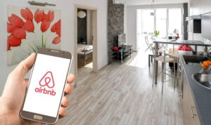 «Πράσινο φως» από την Κομισιόν για μπλόκο σε Airbnb και βραχυχρόνιες μισθώσεις