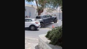 Σίφνος: Το τερμάτισε οδηγός 4×4 αυτοκινήτου – Πάρκαρε πάνω σε σκαλοπάτια κι έγινε viral (φώτο)
