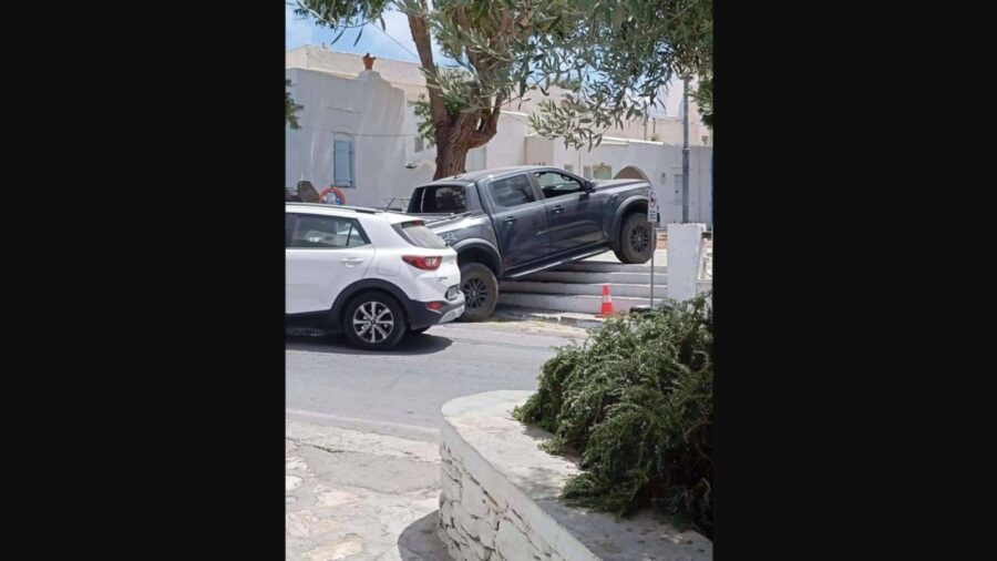 Σίφνος: Το τερμάτισε οδηγός 4×4 αυτοκινήτου – Πάρκαρε πάνω σε σκαλοπάτια κι έγινε viral (φώτο)