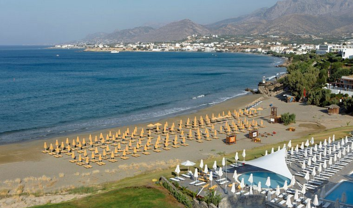 Κρήτη: Η παραλία με τα ρηχά νερά που λατρεύουν οι οικογένειες – Πού βρίσκεται