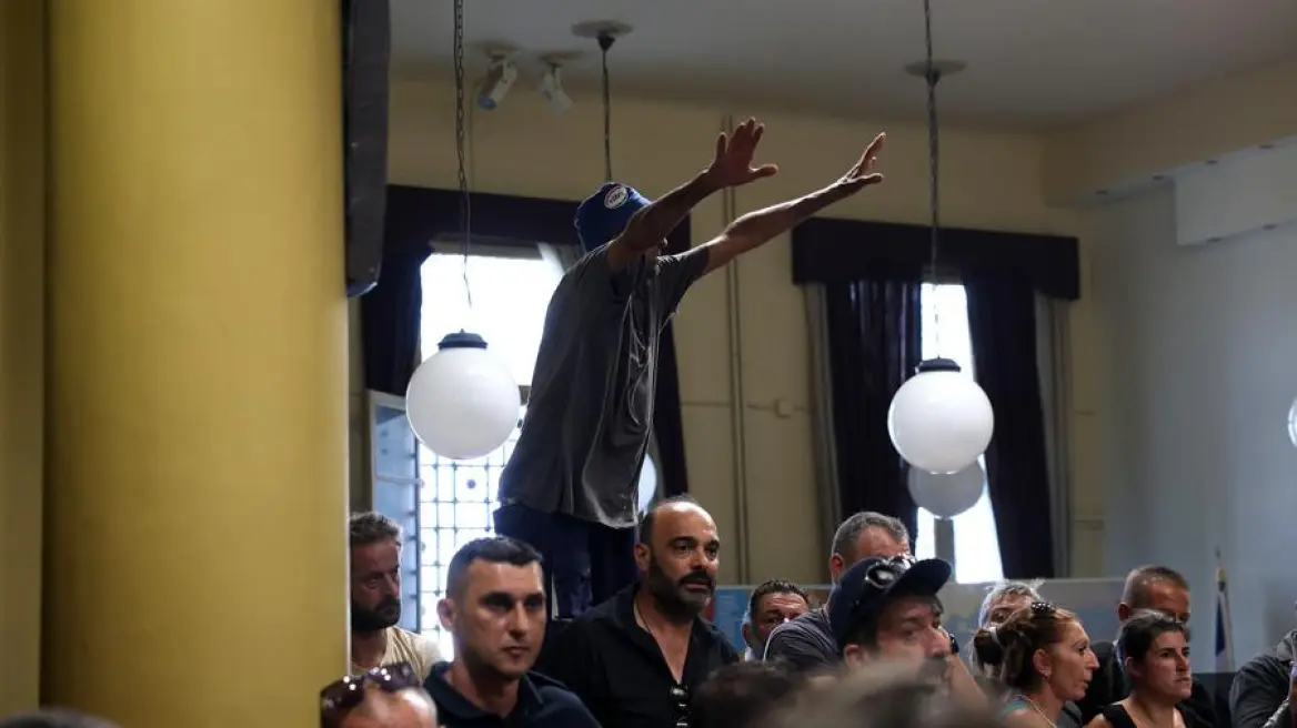 Λέσβος: Έξαλλοι κτηνοτρόφοι μπούκαραν στη συνεδρίαση για τον αφθώδη πυρετό – Παραιτήθηκαν δύο άτομα (βίντεο)