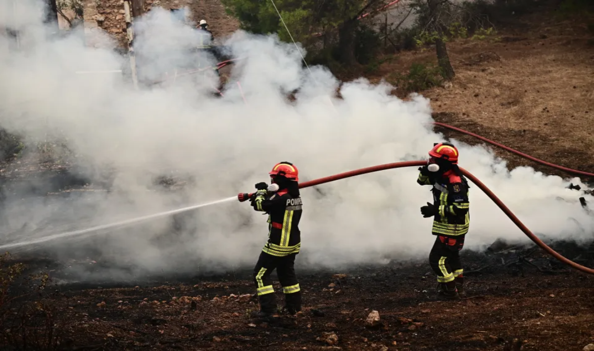 Πυρκαγιά στην Αττικοβοιωτία: Συνεχίζεται η μάχη με τις αναζωπυρώσεις