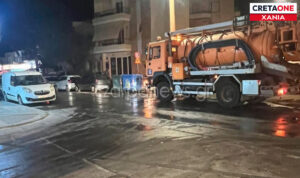 Χανιά: Μέσα στα λύματα η Νέα Χώρα – Βούλωσε φρεάτιο και τα νερά μπήκαν σε σπίτι