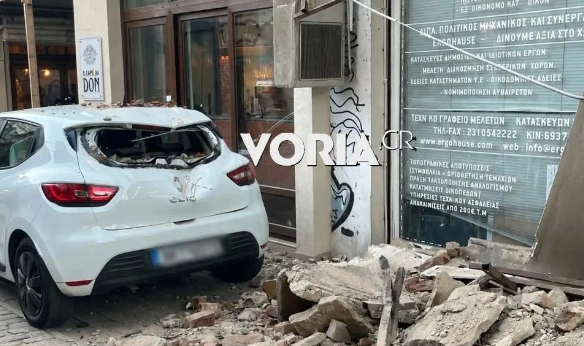 Θεσσαλονίκη: Τμήμα μπαλκονιού κατέρρευσε από κτίριο στο κέντρο της πόλης