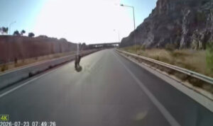 Κρήτη: Μοτοσυκλέτα προσπερνά αυτοκίνητο με ταχύτητα 200 χλμ την ώρα και εξαφανίζεται – Βίντεο