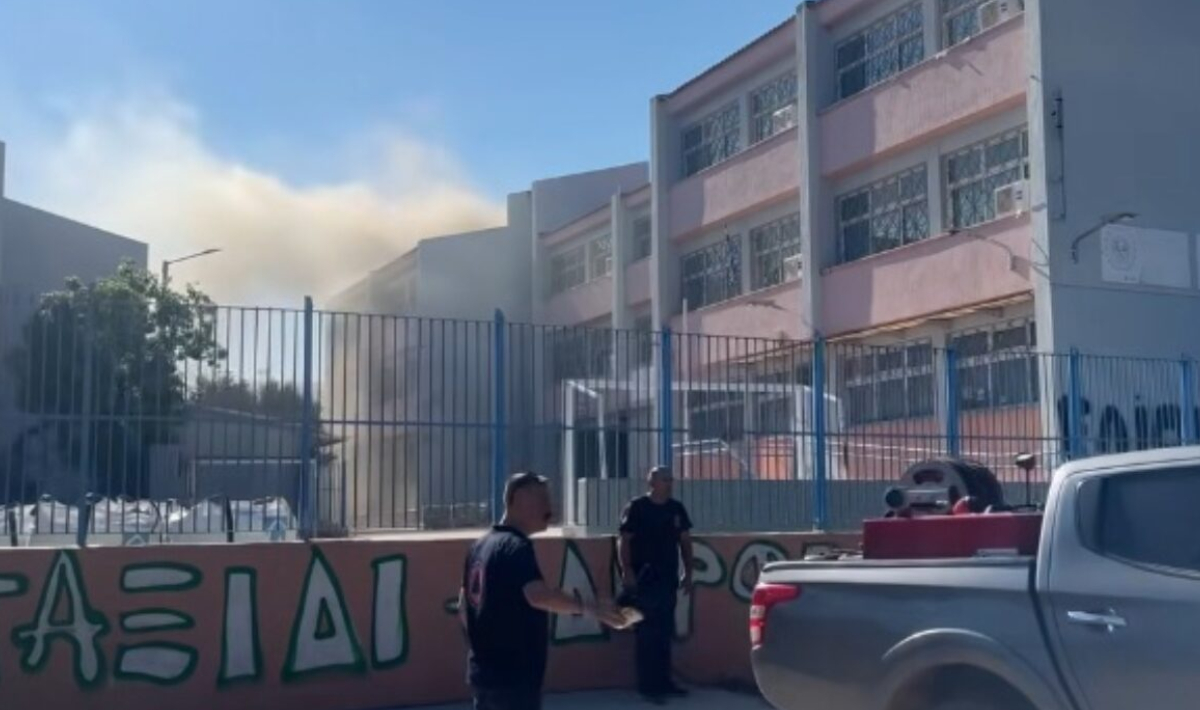 Φωτιά σε οροφή σχολείου στην Αρτέμιδα – Δείτε βίντεο
