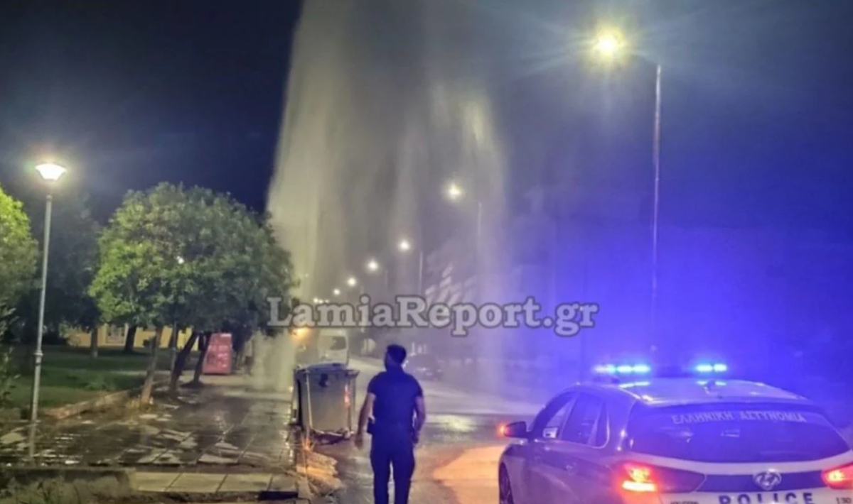 Βίντεο: «Συντριβάνι» ύστερα από τροχαίο στη Λαμία – Τα νερά έφτασαν σε ύψος 8 μέτρων