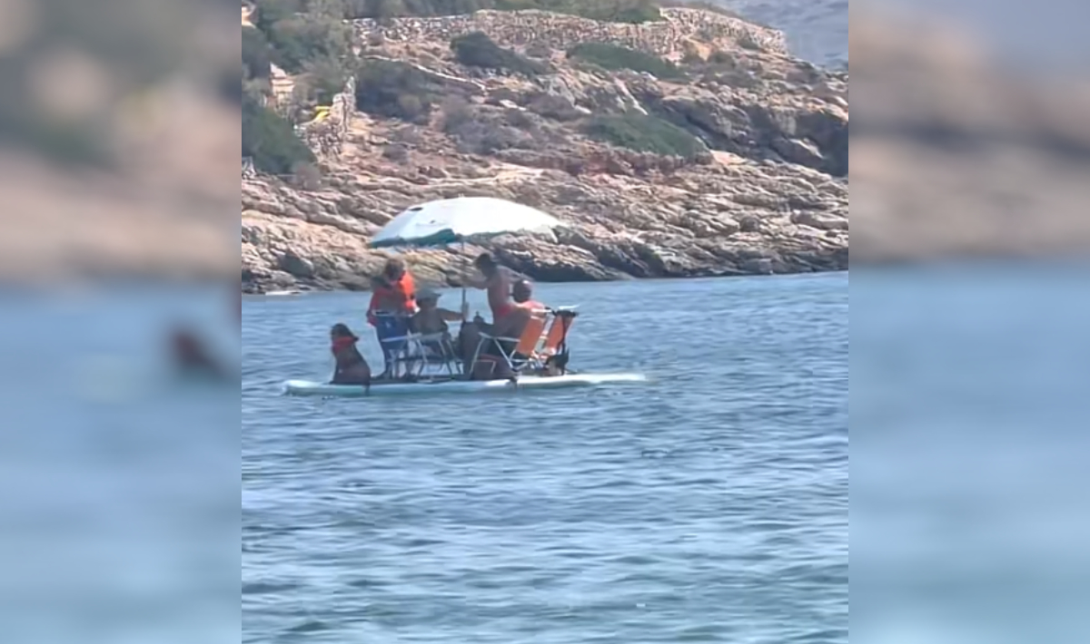 Έστησαν… πλωτό «σαλόνι» στη θάλασσα και έγιναν viral – Δείτε βίντεο