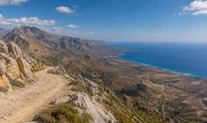 Το «μπαλκόνι» της Κρήτης που βλέπει δύο διαφορετικούς κόσμους – Η διαδρομή μέχρι εκεί αξίζει όσο και η θέα