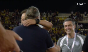 Η fair-play κίνηση του Μάριου Ηλιόπουλου: Μπήκε στο γήπεδο μετά το τέλος του ΟΦΗ – ΑΕΚ και συνεχάρη τον Χρήστο Κόντη! (βίντεο)