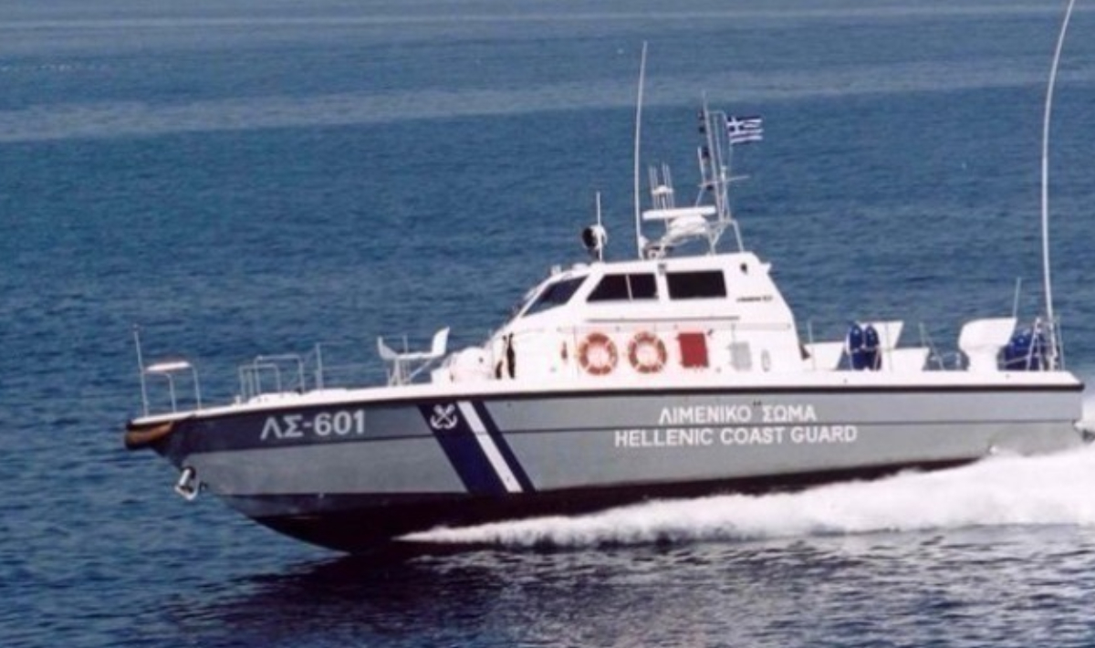 Φωτιά στη Σούδα Ρεθύμνου: Πλοία του Λιμενικού, της Frontex και ιδιωτικά σκάφη σπεύδουν για συνδρομή