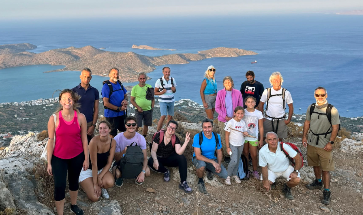 Μαγευτική πεζοπορία κάτω από την Πανσέληνο στην κορυφή της Οξάς πάνω από την Ελούντα