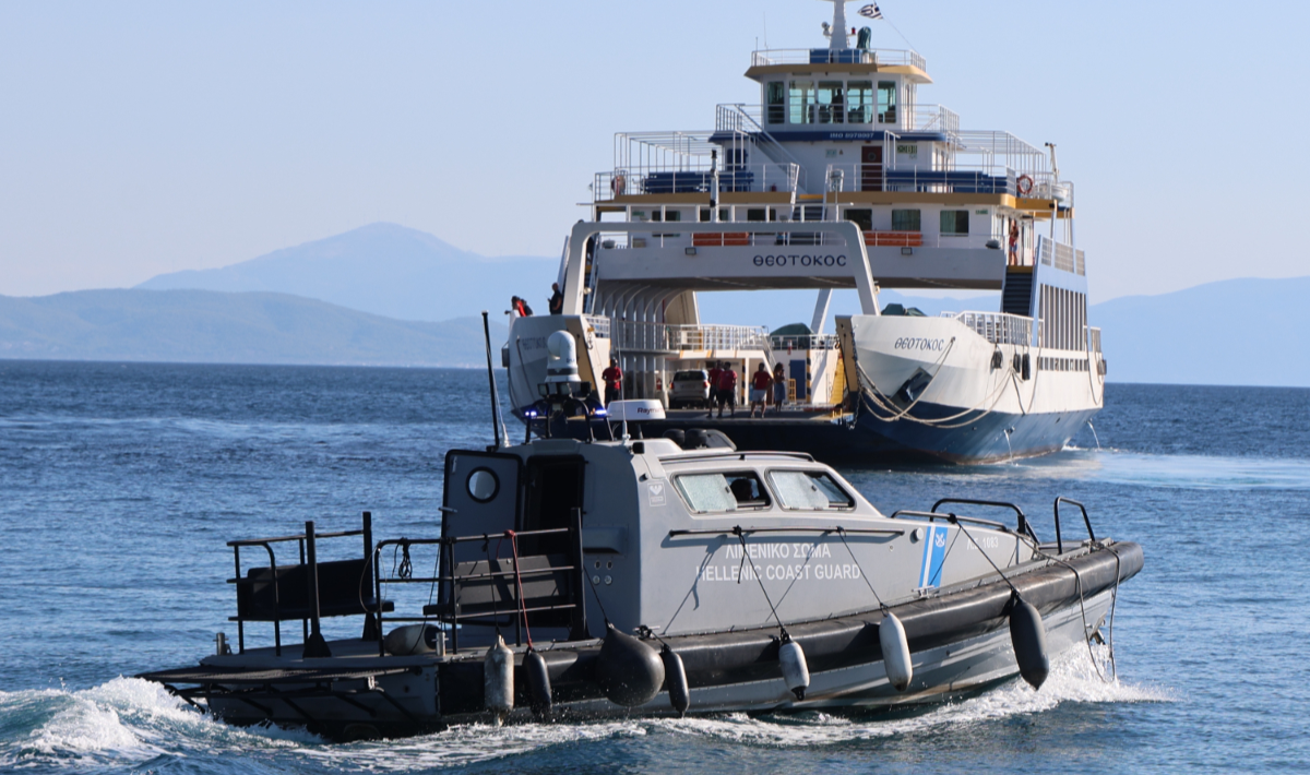 Σαλαμίνα: Μεγάλη επιχείρηση εκκένωσης κατοίκων διά θαλάσσης από το Λιμενικό
