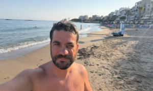 Ο Δήμαρχος Χανίων στη Νέα Χώρα για μπάνιο