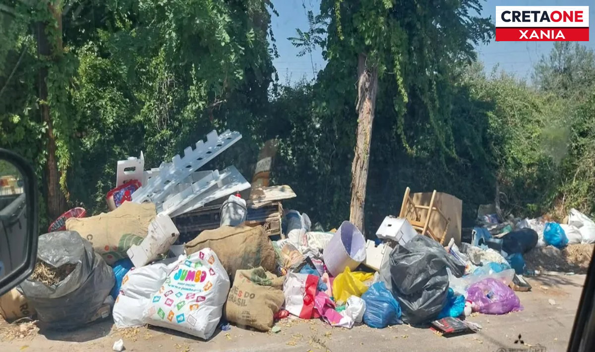 Χανιά: «Βουνό» τα σκουπίδια έξω από παιδική χαρά  (φωτογραφίες)