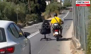 Απίστευτο σκηνικό στα Χανιά: Οδηγούσε το μηχανάκι του σέρνοντας μια… καρέκλα! – Δείτε βίντεο