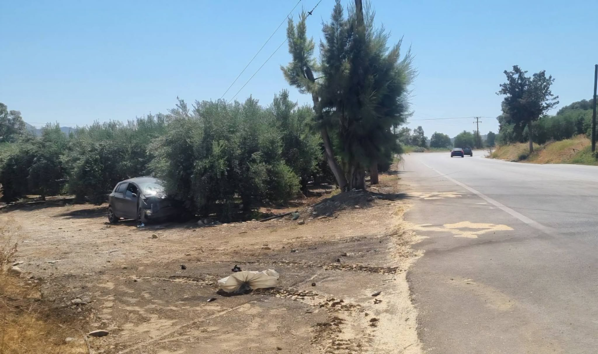 Μεσαρά: Αυτοκίνητο εξετράπη της πορείας του και καρφώθηκε σε ελιές (φωτογραφίες)