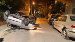Τροχαίο στο Χαλάνδρι: Αυτοκίνητο προσέκρουσε σε σταθμευμένο όχημα και ανατράπηκε (φώτο)