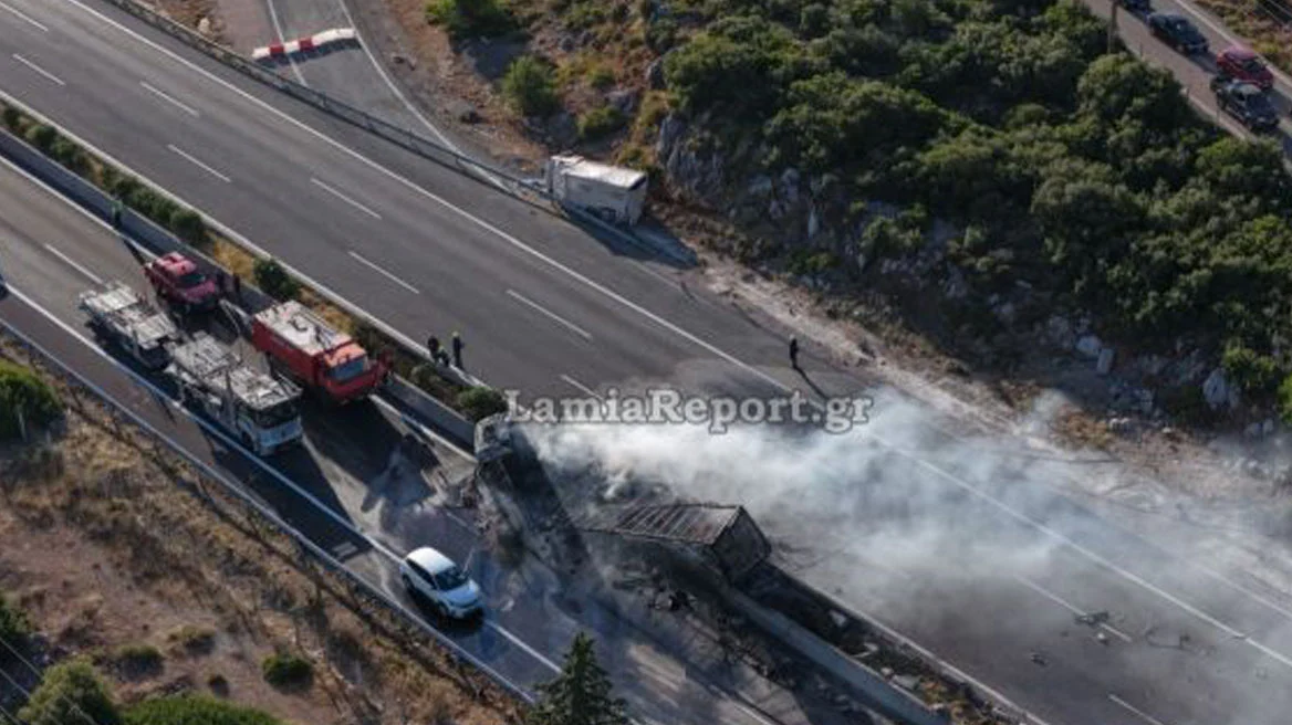 Νέες εικόνες από το τρομακτικό τροχαίο στη Φθιώτιδα – Συγκρούστηκαν δύο φορτηγά, ένας νεκρός (βίντεο, φώτο)