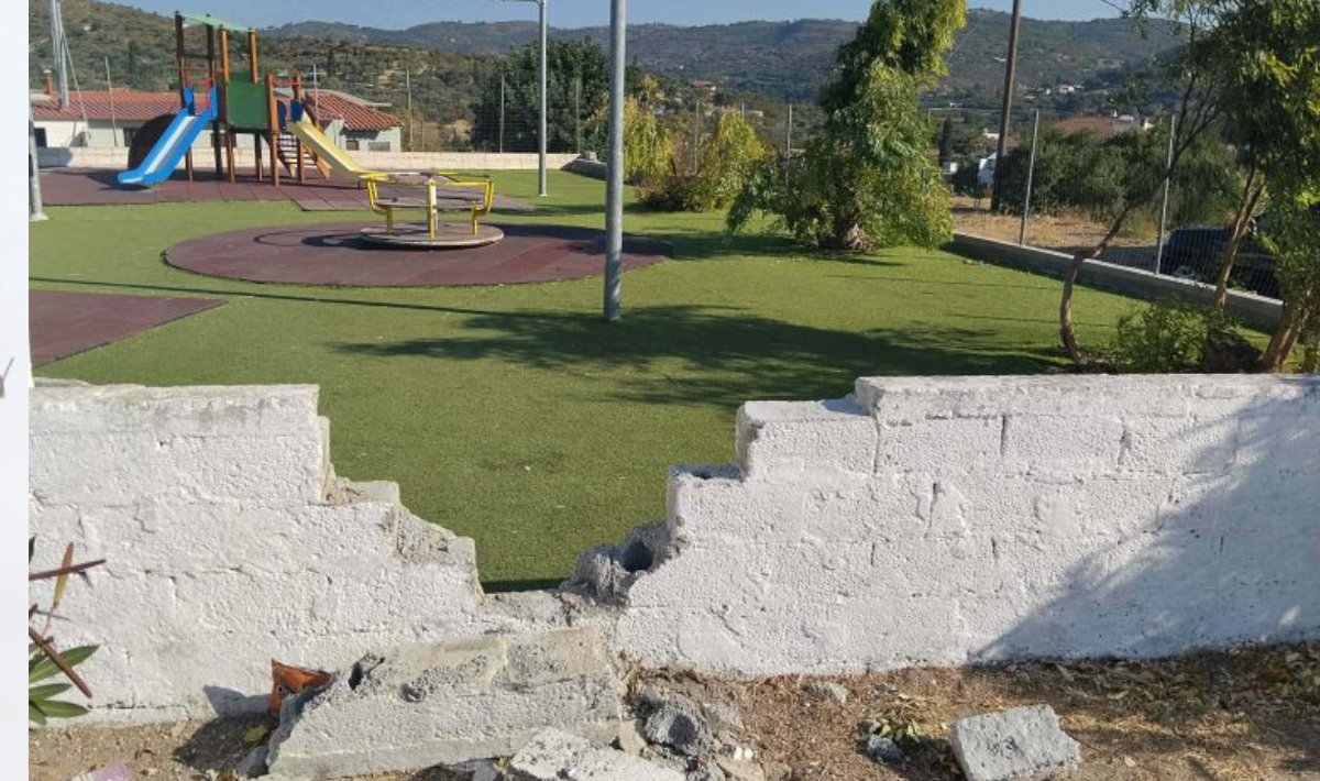 Βανδαλισμοί σε παιδική χαρά στη Σάμο: Σοβαρές ζημιές στο περιμετρικό τοιχίο