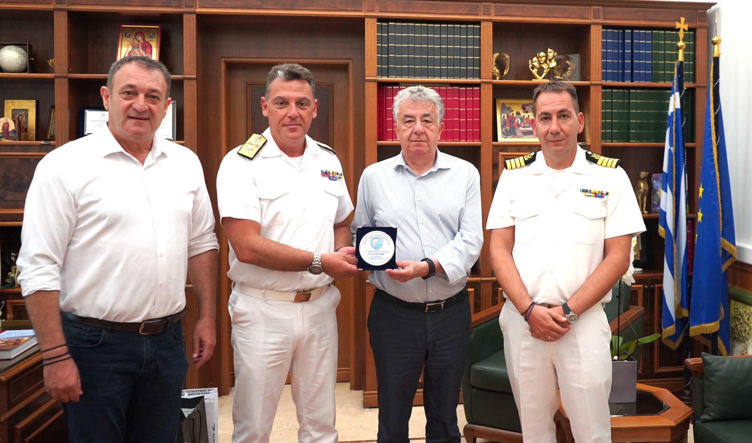 Τιμητική πλακέτα στον Περιφερειάρχη Κρήτης για τη στήριξη στο έργο του Λιμενικού Σώματος στο νησί