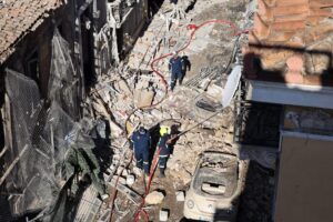 Έκρηξη στην Πλάκα: Φόβοι για πέντε αγνοούμενους μετά την κατάρρευση κτιρίου από έκρηξη