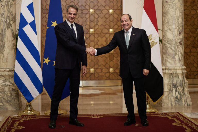 Στην Αίγυπτο ο Μητσοτάκης: Διμερείς επαφές με Σίσι και Τριμερής με Κύπρο – Η ατζέντα των συνομιλιών