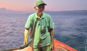 Μπαίνει στα ρεκόρ Γκίνες 92χρονος επαγγελματίας ψαράς από την Ερέτρια: Ρίχνει… παραγάδι στο θρύλο του (Εικόνες & Βίντεο)