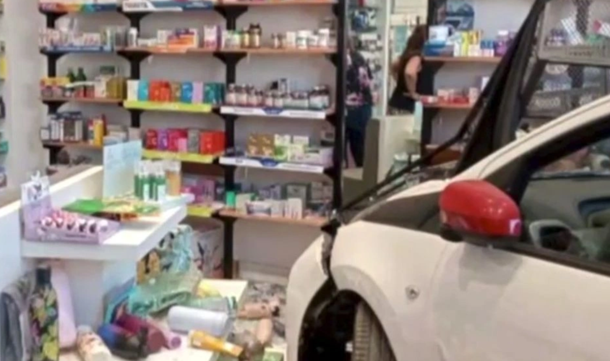 Νέα Μάκρη: Ηλικιωμένη οδηγός πάτησε γκάζι αντί για φρένο και μπούκαρε σε φαρμακείο – Δείτε το βίντεο