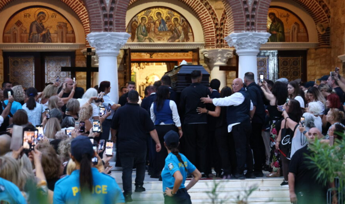 Η στιγμή που έφτασε η σορός του Γιώργου Μαζωνάκη – «Η οικογένεια απαγορεύει τα κινητά» (βίντεο)