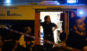 Λιποθυμίες στο λαϊκό προσκύνημα του Γιώργου Μαζωνάκη – Η παράκληση της οικογένειας να σταματήσουν τα τραγούδια