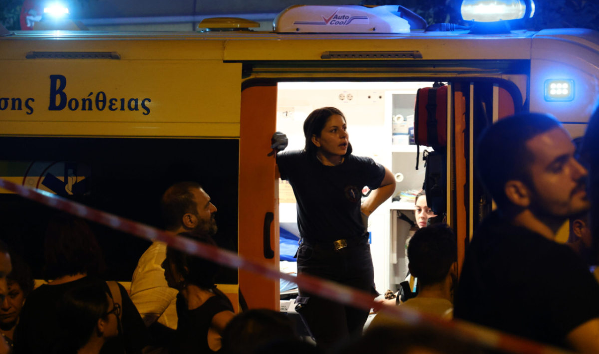 Λιποθυμίες στο λαϊκό προσκύνημα του Γιώργου Μαζωνάκη – Η παράκληση της οικογένειας να σταματήσουν τα τραγούδια