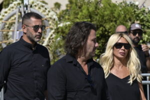 Γιώργος Μαζωνάκης: Φίλοι και συνεργάτες στην κηδεία του – Στην Αγία Τριάδα για το τελευταίο αντίο