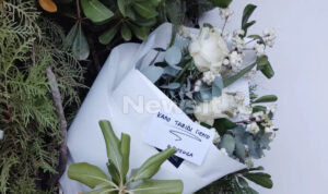 Η κατάλευκη ανθοδέσμη στην πόρτα του σπιτιού του Γιώργου Μαζωνάκη