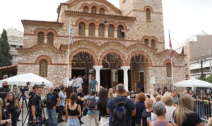 Λαϊκή αγρυπνία για τον Γιώργο Μαζωνάκη: Πλήθος κόσμου συγκεντρώνεται στη Νίκαια (φωτο,βίντεο)