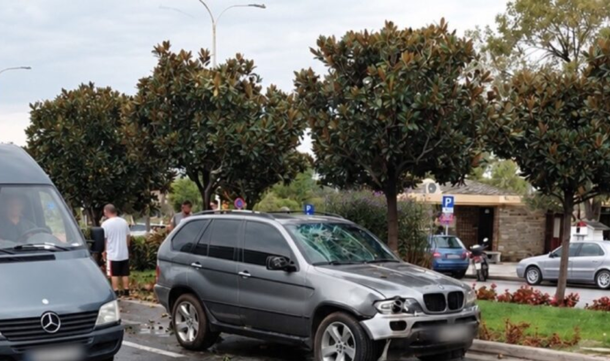Τροχαίο ατύχημα στον Βόλο: Αυτοκίνητο «καρφώθηκε» σε δέντρο (φωτογραφίες)