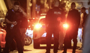 Νίκαια: Οπλισμένος άνδρας κρατά όμηρο τη γυναίκα του μέσα στο σπίτι