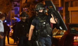 Ομηρεία στη Νίκαια: Πώς έσωσαν την γυναίκα οι αστυνομικοί – «Τρεις μέρες ακούμε ουρλιαχτά», λέει γείτονας (βίντεο)