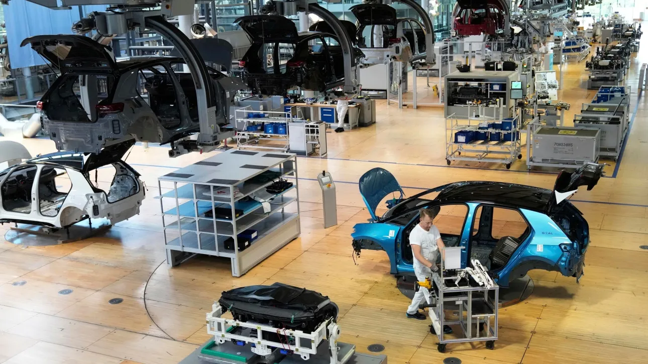 «Ψαλίδι» 50.000 θέσεων εργασίας από τη Volkswagen – Οδεύει στις 100.000 καταργήσεις