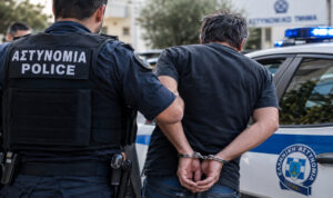 Άγριος τσακωμός με αλληλομηνύσεις και δύο συλλήψεις έξω από το Αστυνομικό Τμήμα Αρκαλοχωρίου