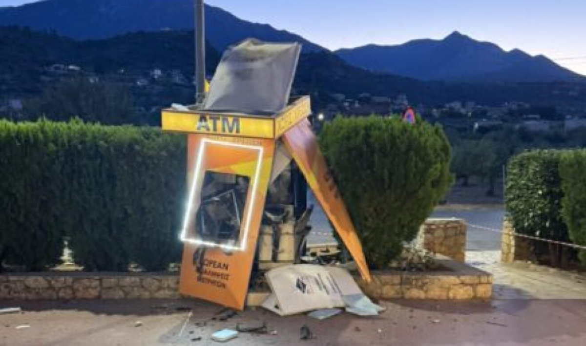 Μεσσηνία: Ανατίναξαν ΑΤΜ και άρπαξαν 200.000 ευρώ – Έρευνες για τον εντοπισμό των δραστών