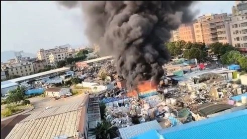 Κίνα: Τουλάχιστον 8 νεκροί από πυρκαγιά σε υφαντουργία στη Φοσάν (φώτο)