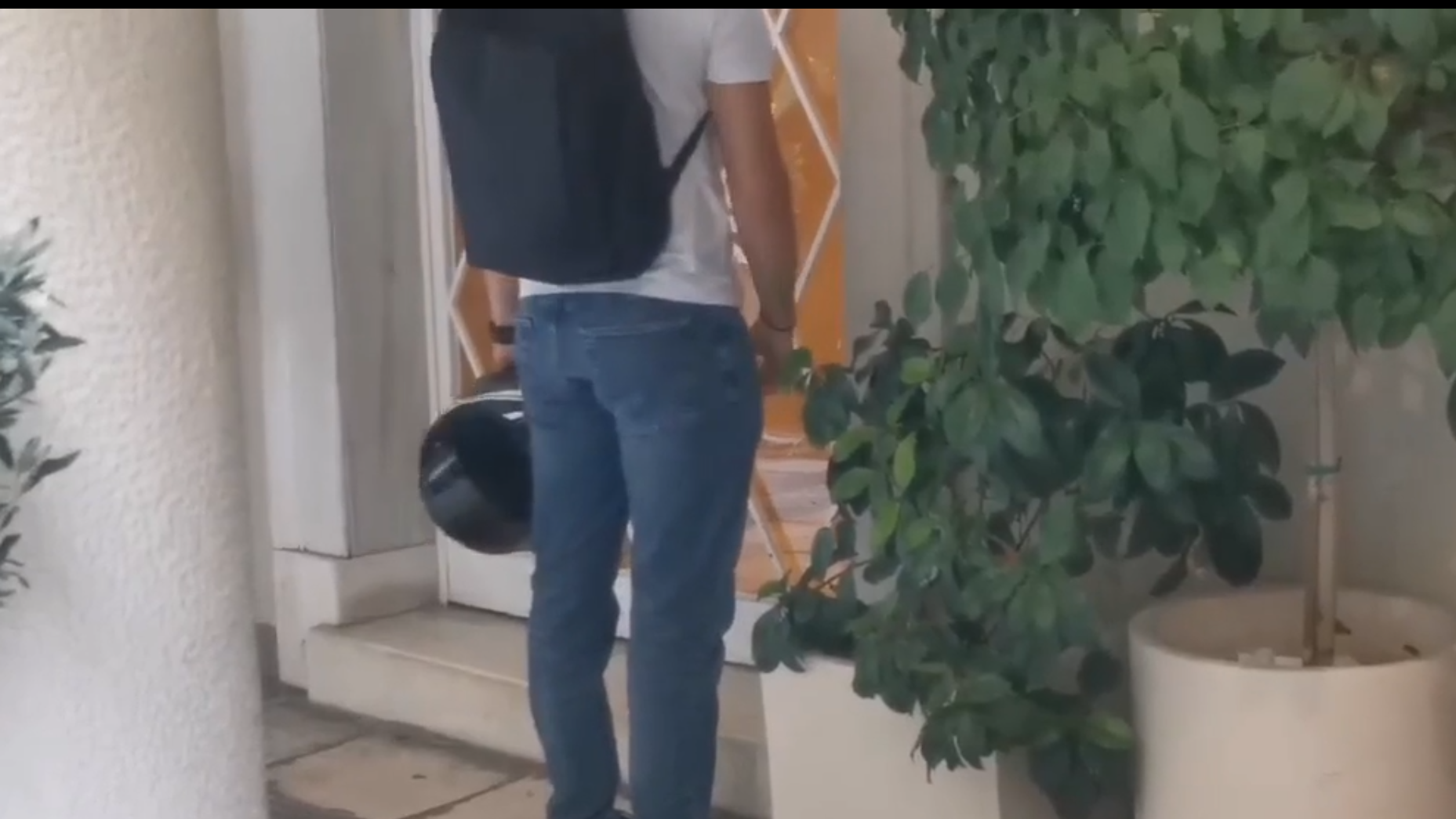 Γιώργος Μαζωνάκης: Έφοδος τη ασφάλειας στο ιατρείο που βρισκόταν πριν μεταφερθεί στο «ΕΛΠΙΣ» (βίντεο)