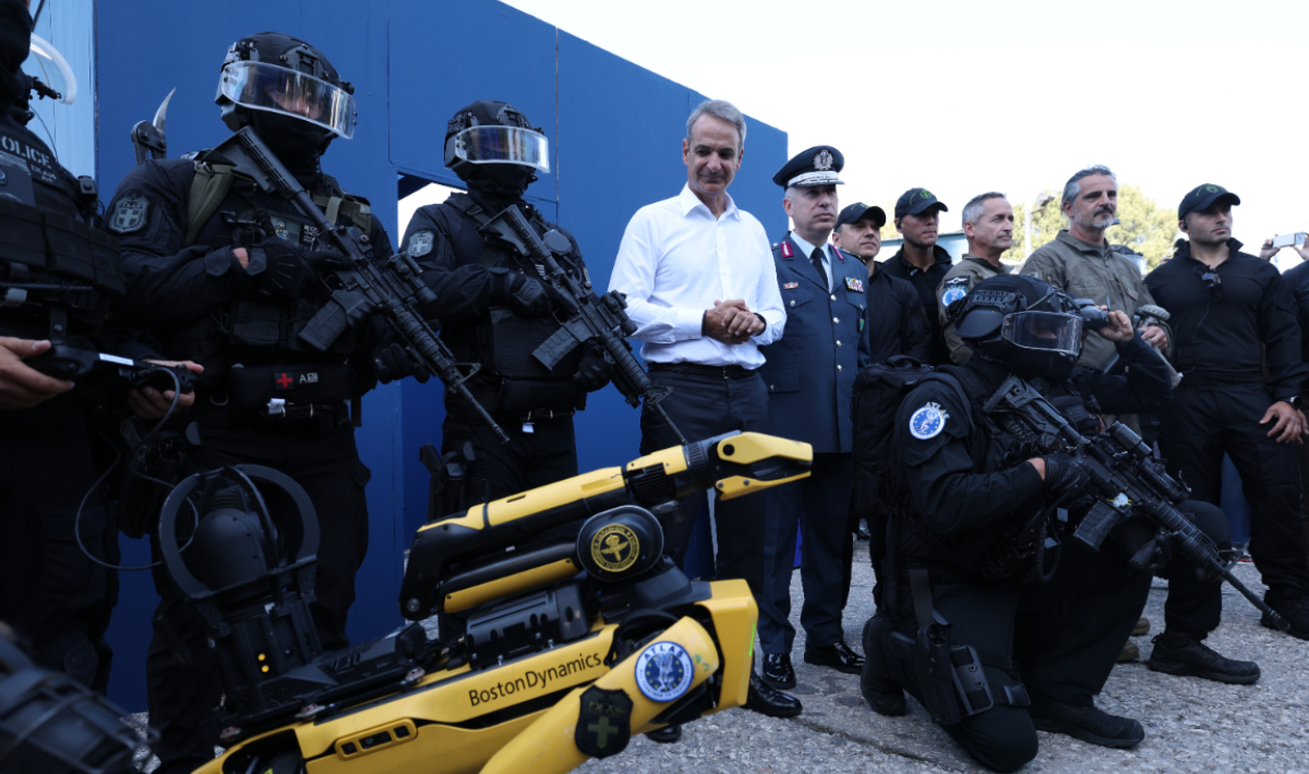 Εντυπωσιακή επίδειξη της ΕΛ.ΑΣ. στη ΔΕΘ με ρομποτικό σκύλο και ειδικές δυνάμεις (Φωτο)