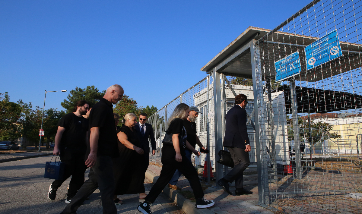 Δίκη Τέμπη: «Πήραμε κλειστά φέρετρα, όλοι ήξεραν» – Ξέσπασμα συγγενών για τις άδειες εδώλιες έδρες