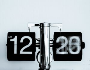 Αλλαγή ώρας 2026: Νωρίτερα γυρίζουμε φέτος τα ρολόγια μας στη χειμερινή ώρα