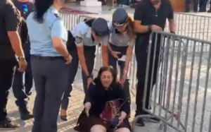 Κηδεία Γιώργου Μαζωνάκη: Ωρυόταν και έβριζε η Ελένη Λουκά – Αναστάτωση έξω από την εκκλησία (βίντεο)